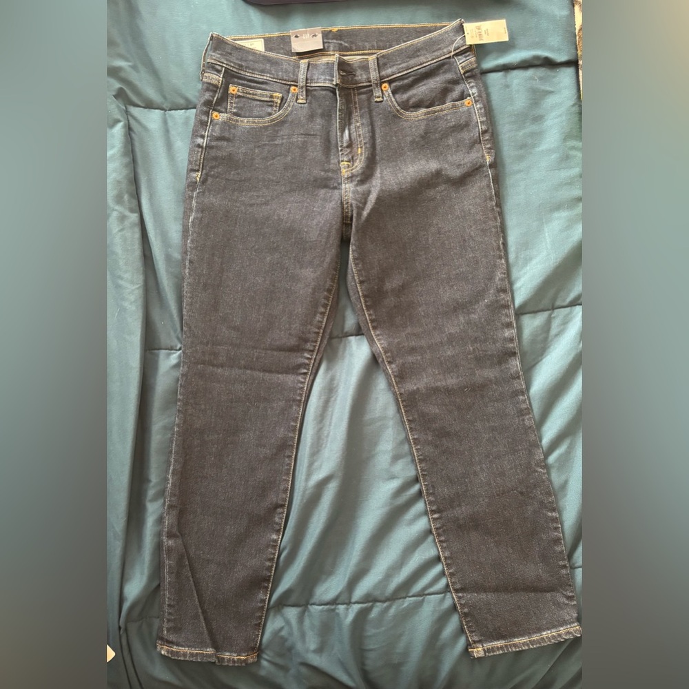 NWT Ladies Gap Jeans, Tru-Skinny Mid-Rise Stretch size 29/8P.